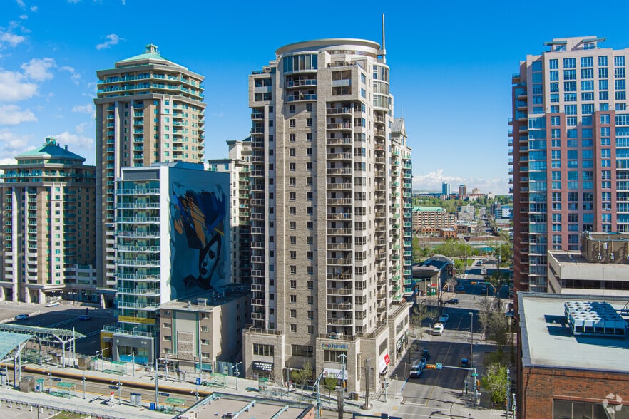 683 10th St SW, Calgary, AB à vendre - Photo principale - Image 1 de 60