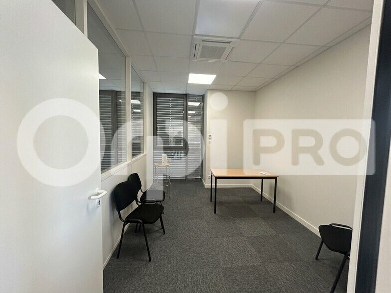 Office in Belleville En Beaujolais for lease - Interior Photo - Image 3 of 12