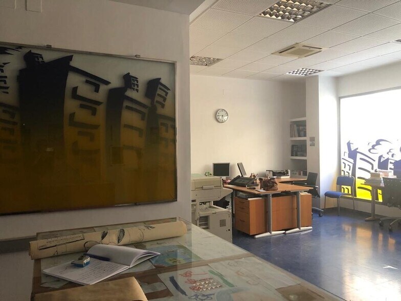 Retail in Cáceres, Cáceres for sale - Building Photo - Image 1 of 11