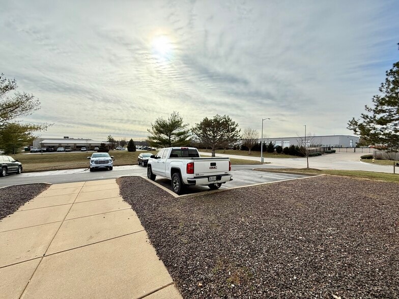 301 Stag Industrial Blvd, Lake Saint Louis, MO for lease - Building Photo - Image 3 of 10