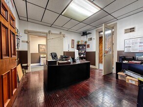 121 N Poplar St, Paris, TN à louer Photo intérieure- Image 2 de 5