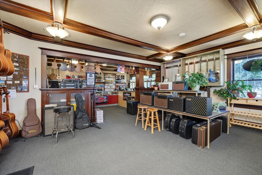 835 N Main Ave, Gresham, OR à vendre - Photo du bâtiment - Image 2 de 19