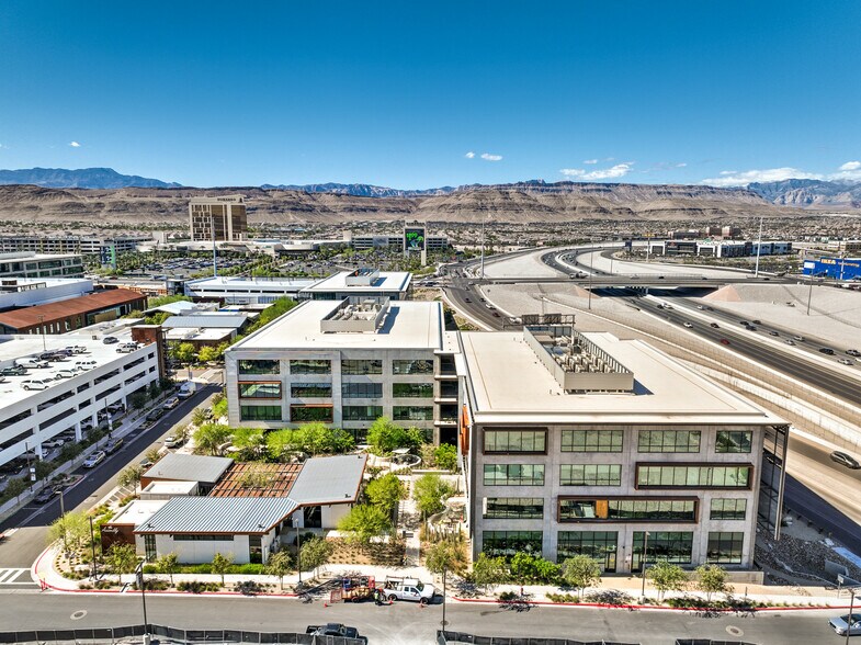 Durango & 215, Las Vegas, NV à louer - Photo du bâtiment - Image 3 de 13