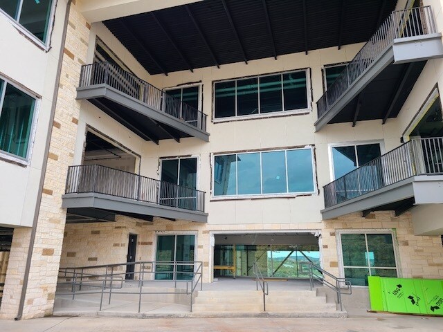 3011 Flintrock Rd, Lakeway, TX à louer - Photo du bâtiment - Image 3 de 6