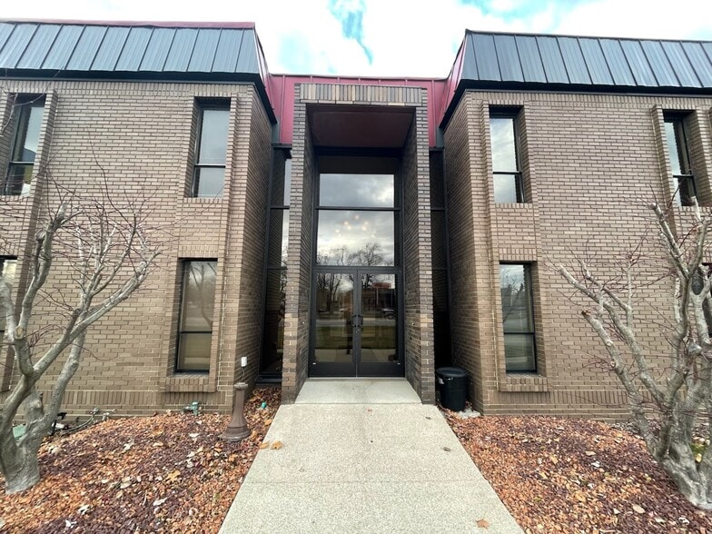 24001 Southfield Rd, Southfield, MI for lease - Primary Photo - Image 1 of 6