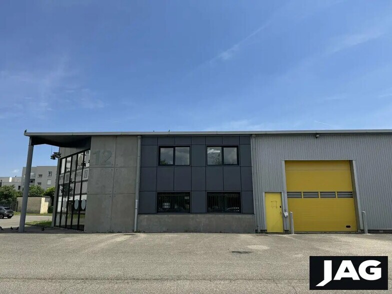 Office in Vaulx-en-Velin for lease - Building Photo - Image 2 of 10