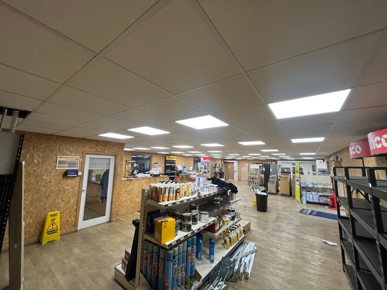 Dunsdalehaugh Sq, Selkirk for lease - Building Photo - Image 3 of 6