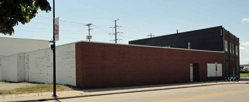 S Broadway Properties portfolio of 4 properties for sale on LoopNet.ca - Building Photo - Image 3 of 5