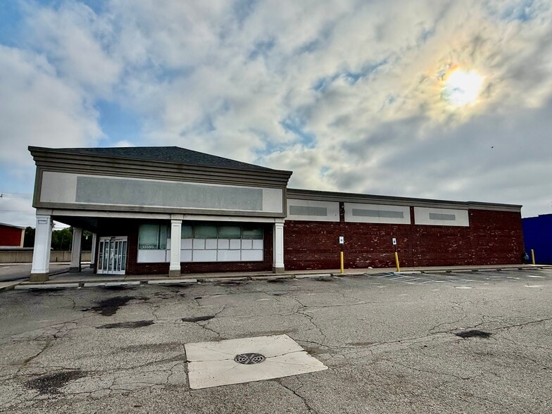 13580 Grand River Ave, Detroit, MI for lease - Primary Photo - Image 1 of 2
