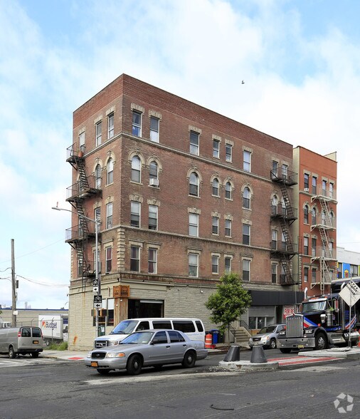 148 Bruckner Blvd, Bronx, NY à louer - Photo du bâtiment - Image 2 de 22