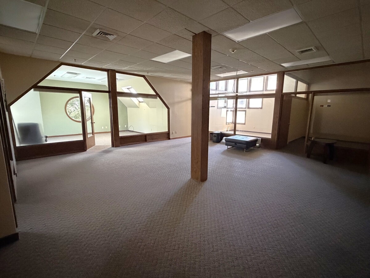 51 Sherman Hill Rd, Woodbury, CT 06798 - Unité A203 -  - Photo intérieure - Image 2 of 5
