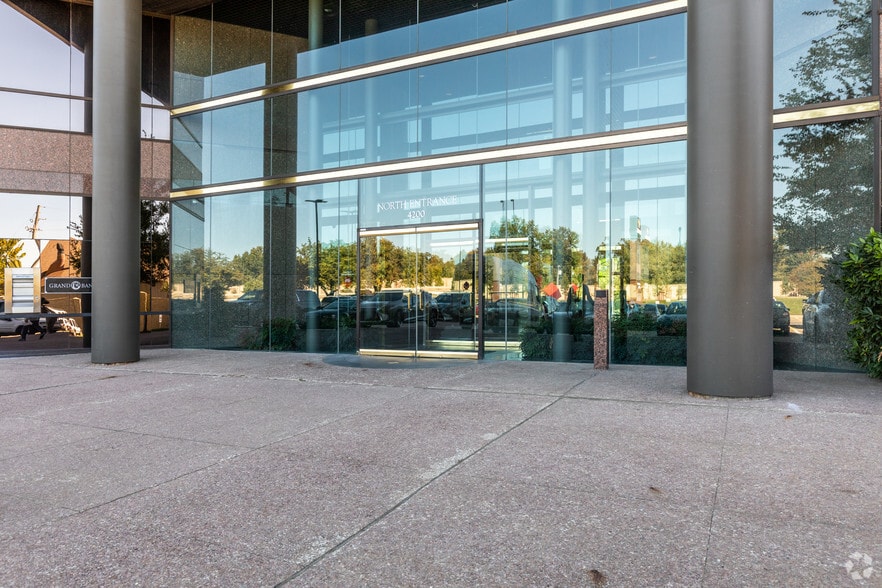 4200 E Skelly Dr, Tulsa, OK à louer - Photo du bâtiment - Image 2 de 15