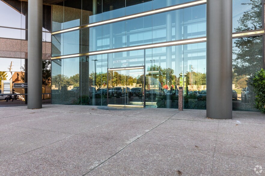 4200 E Skelly Dr, Tulsa, OK à louer - Photo du bâtiment - Image 3 de 21