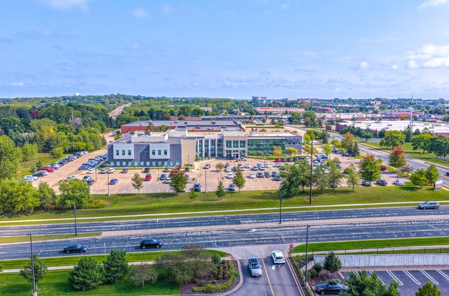 1000 140th St W, Burnsville, MN à louer - Photo du bâtiment - Image 3 de 22