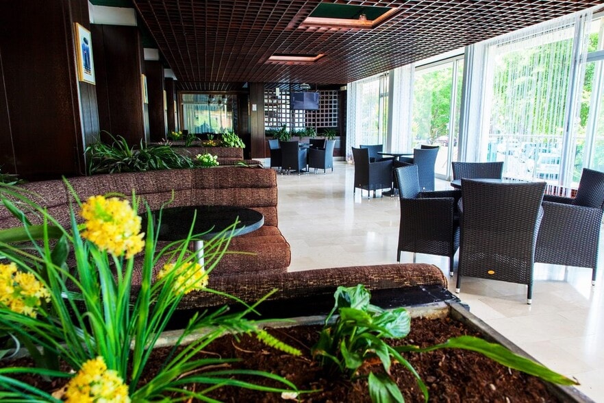  à vendre - Photo du bâtiment - Image 2 de 15