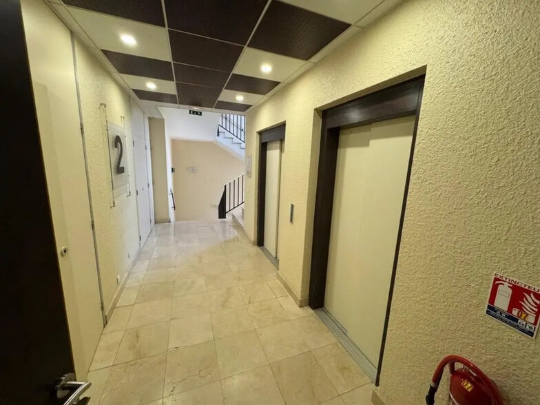 Office in Meudon for lease - Lobby - Image 2 of 7