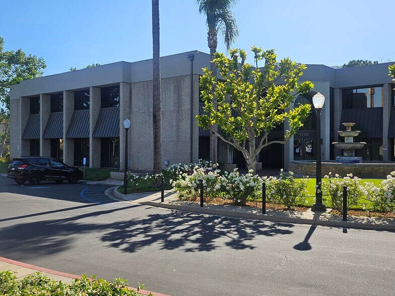 1745 W Orangewood Ave, Orange, CA à louer - Photo du bâtiment - Image 3 de 7