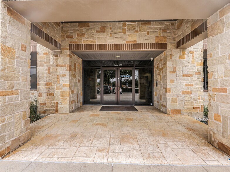 765 Custer Rd, Plano, TX à vendre - Photo du bâtiment - Image 2 de 11