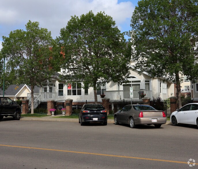 10205 111th St NW, Edmonton, AB à vendre - Photo principale - Image 1 de 1