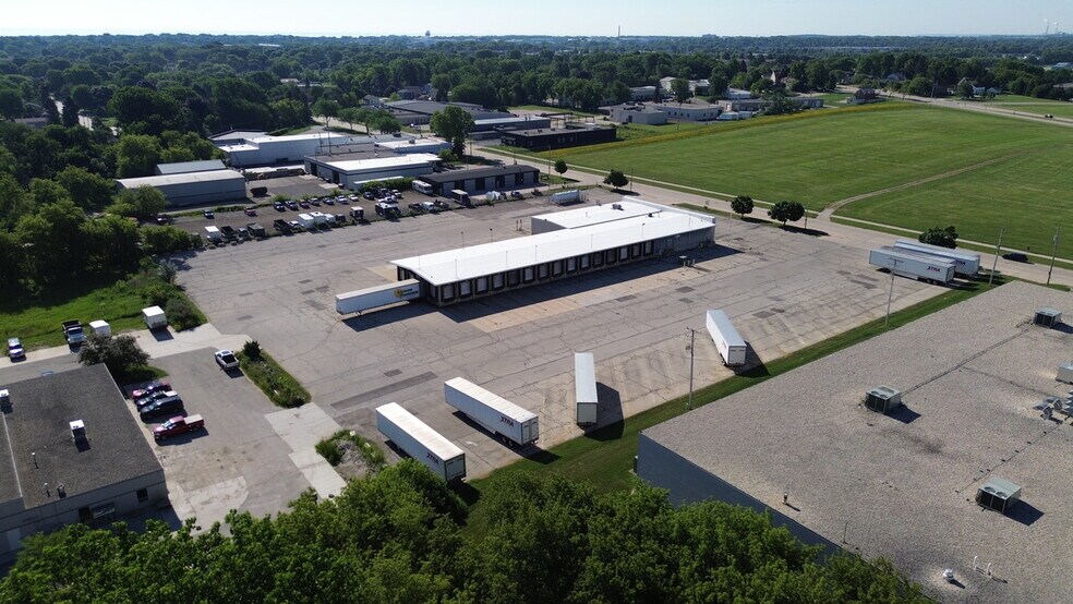 1570 E Bolivar Ave, Saint Francis, WI à louer - Photo du bâtiment - Image 2 de 3