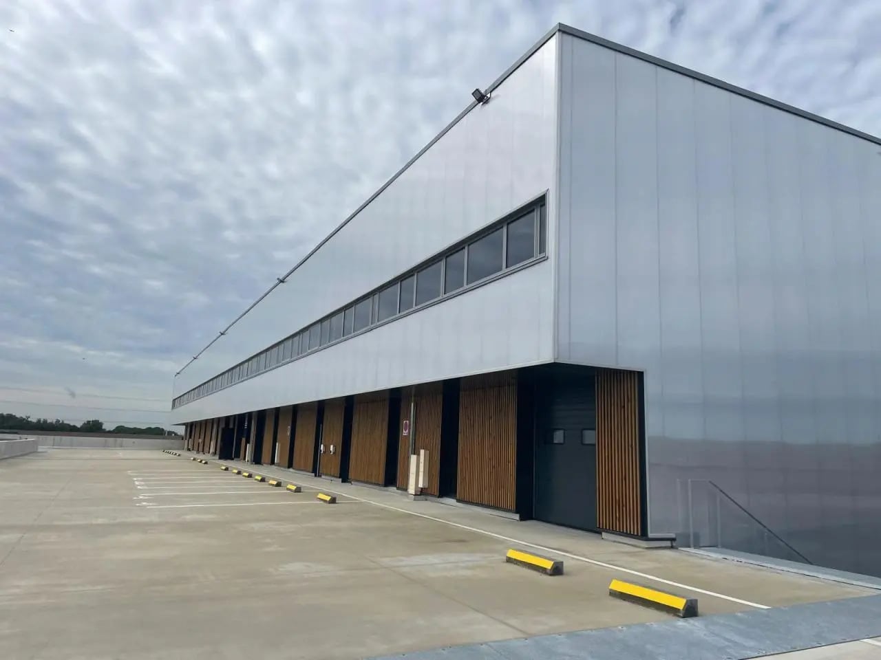 Retail in Tremblay-en-France for lease Building Photo- Image 1 of 7