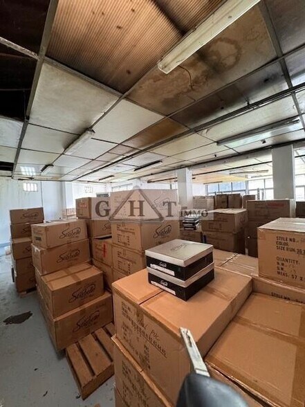 Industrial in Maisons-Alfort for sale - Interior Photo - Image 1 of 5