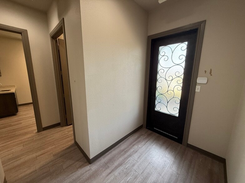 802 N Bonnie Brae St, Denton, TX for lease - Interior Photo - Image 3 of 14