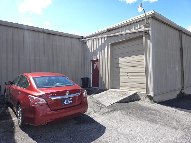 1274 Volunteer Pky, Bristol, TN à louer - Photo du bâtiment - Image 2 de 16