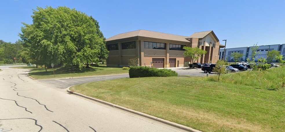 1175 Corporate Woods Pkwy, Vernon Hills, IL for lease - Building Photo - Image 2 of 9