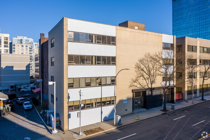 300 Hamilton Ave, White Plains, NY à louer - Photo du bâtiment - Image 1 de 4