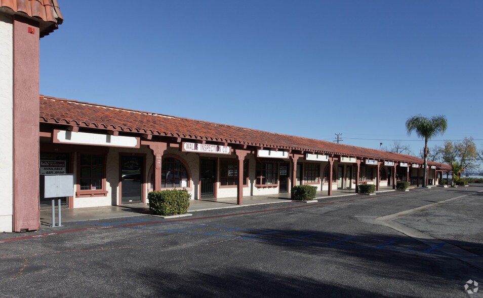 32391 Riverside Dr, Lake Elsinore, CA à louer - Photo du bâtiment - Image 2 de 8