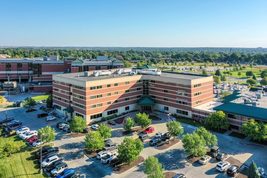 16909 Lakeside Hills Ct, Omaha, NE for lease - Building Photo - Image 2 of 19