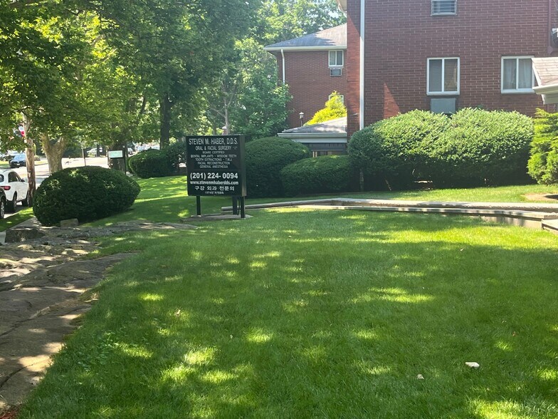 1319 Anderson, Fort Lee, NJ à vendre - Photo du bâtiment - Image 3 de 9