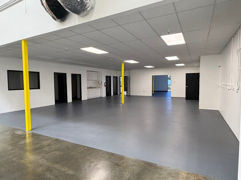 24922 Anza Dr, Valencia, CA à louer - Photo du bâtiment - Image 3 de 7