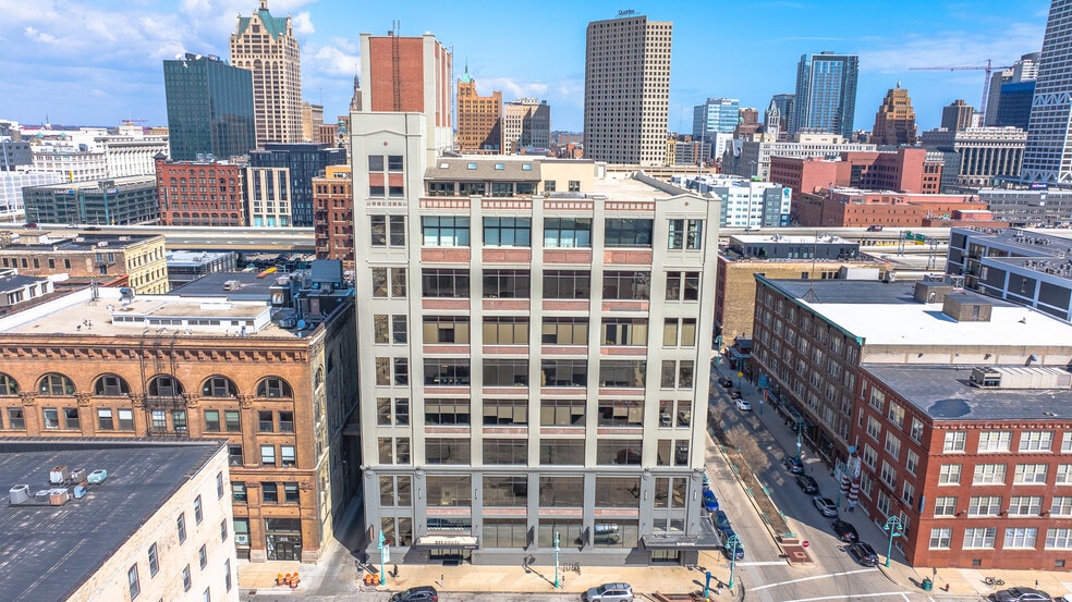 320 E Buffalo St, Milwaukee, WI à louer - Photo du bâtiment - Image 2 de 17