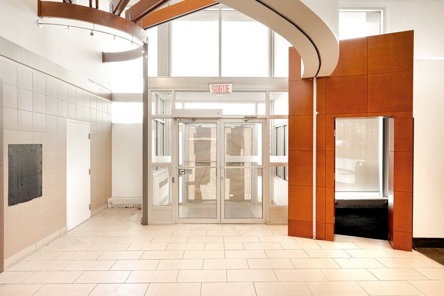 1605 Rue Girouard O, Saint-hyacinthe, QC for sale - Interior Photo - Image 2 of 10