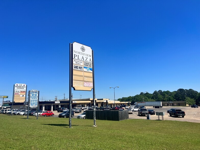 Northview Plaza portfolio of 3 properties for sale on LoopNet.ca - Building Photo - Image 3 of 9