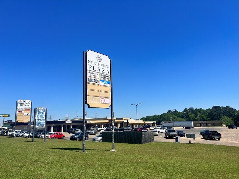 Northview Plaza portefeuille de 3 propriétés à vendre sur LoopNet.ca - Photo du bâtiment - Image 3 de 9