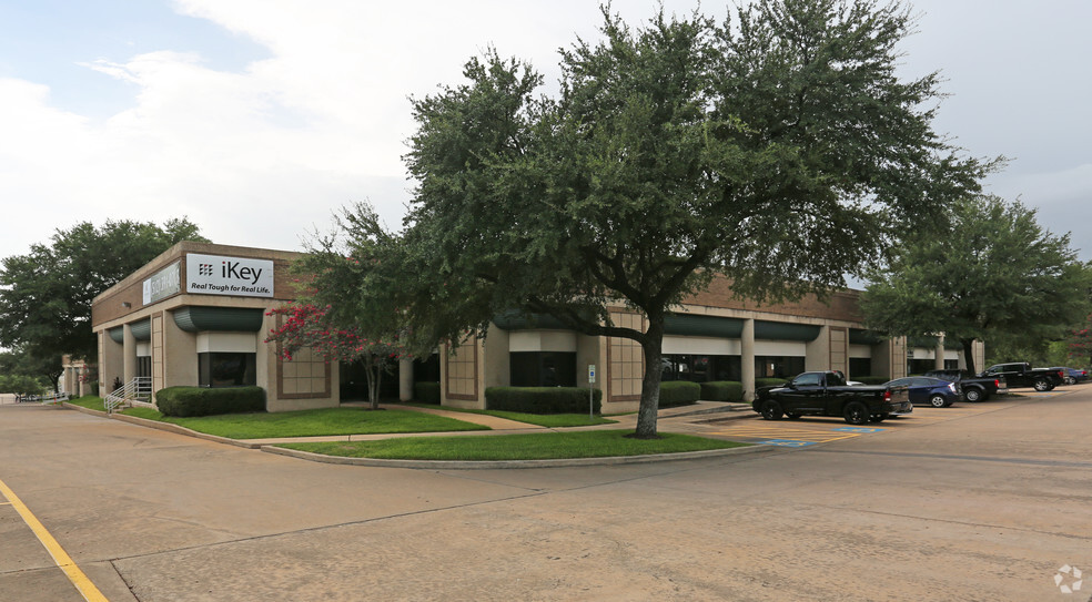 2621 Ridgepoint Dr, Austin, TX for lease - Primary Photo - Image 1 of 13