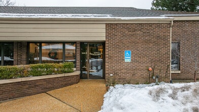 915 N Milwaukee Ave, Libertyville, IL à louer Photo du bâtiment- Image 2 de 12