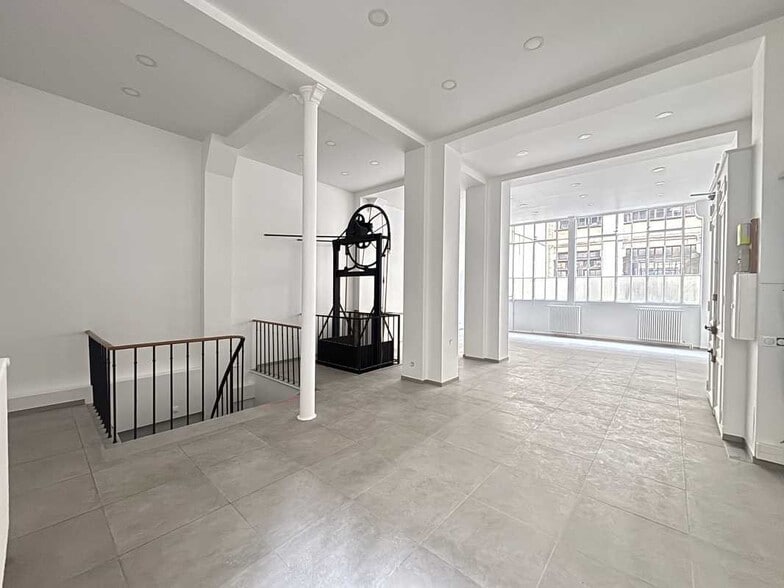 4 Rue Martel, Paris for lease - Interior Photo - Image 2 of 6