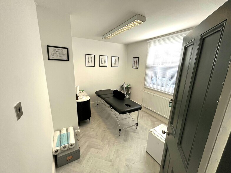 6 George St, Alderley Edge à louer - Photo du bâtiment - Image 2 de 7