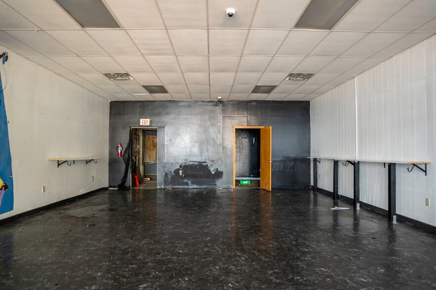 1002-1010 NW Radial Hwy, Omaha, NE for lease - Interior Photo - Image 3 of 17