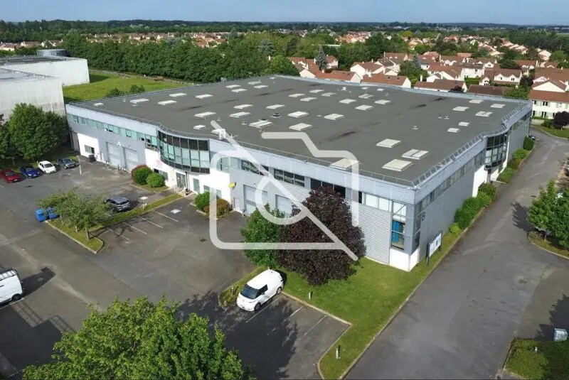 Industrial in Magny-les-Hameaux for lease - Building Photo - Image 2 of 11