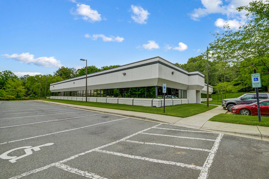 9700 Research Dr, Charlotte, NC for lease - Building Photo - Image 3 of 15