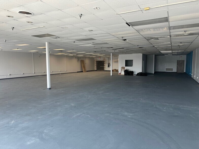 3425-3523 N University St, Peoria, IL for lease - Interior Photo - Image 3 of 9