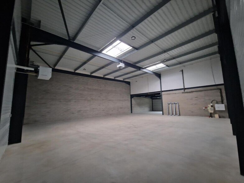 Flex in Frépillon for lease - Building Photo - Image 3 of 11
