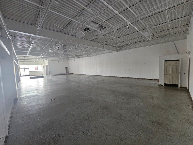 8175 Cliffdale Rd, Fayetteville, NC for lease - Interior Photo - Image 3 of 5