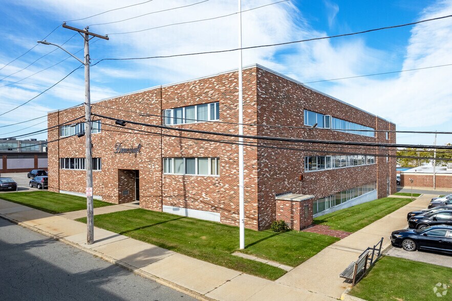 703 Allens Ave, Providence, RI à vendre - Photo du bâtiment - Image 1 de 8
