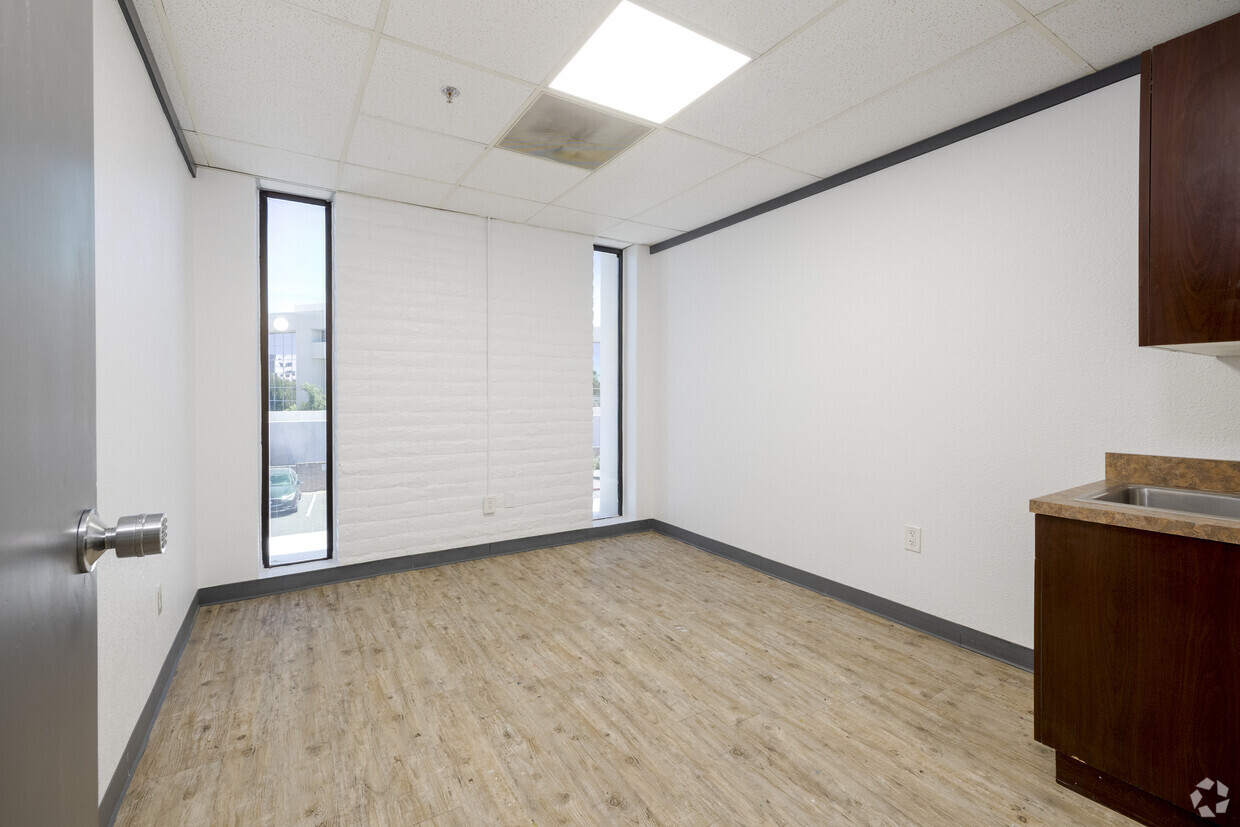 5060 N 19th Ave, Phoenix, AZ for lease Building Photo- Image 1 of 3